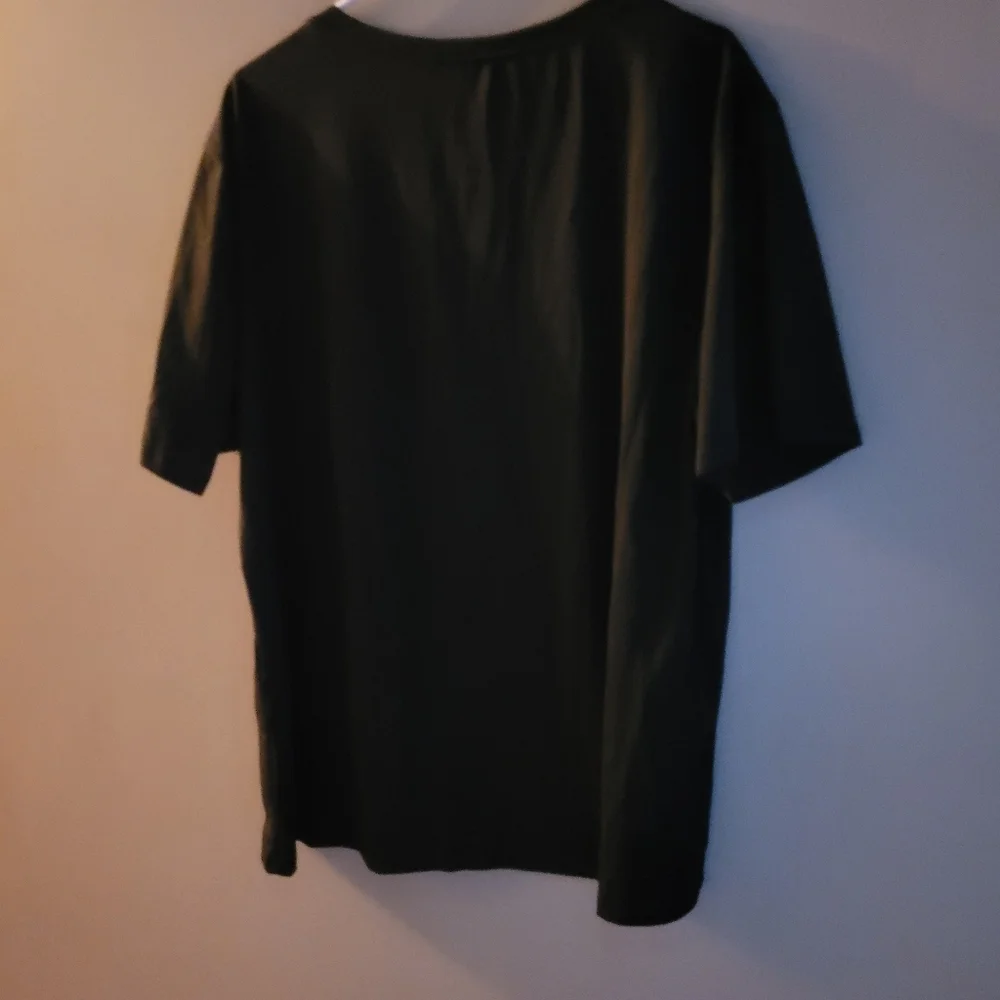 N/A black shirt